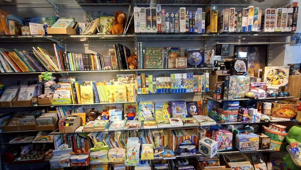 Kinderbücher und Lernspiele im Regal