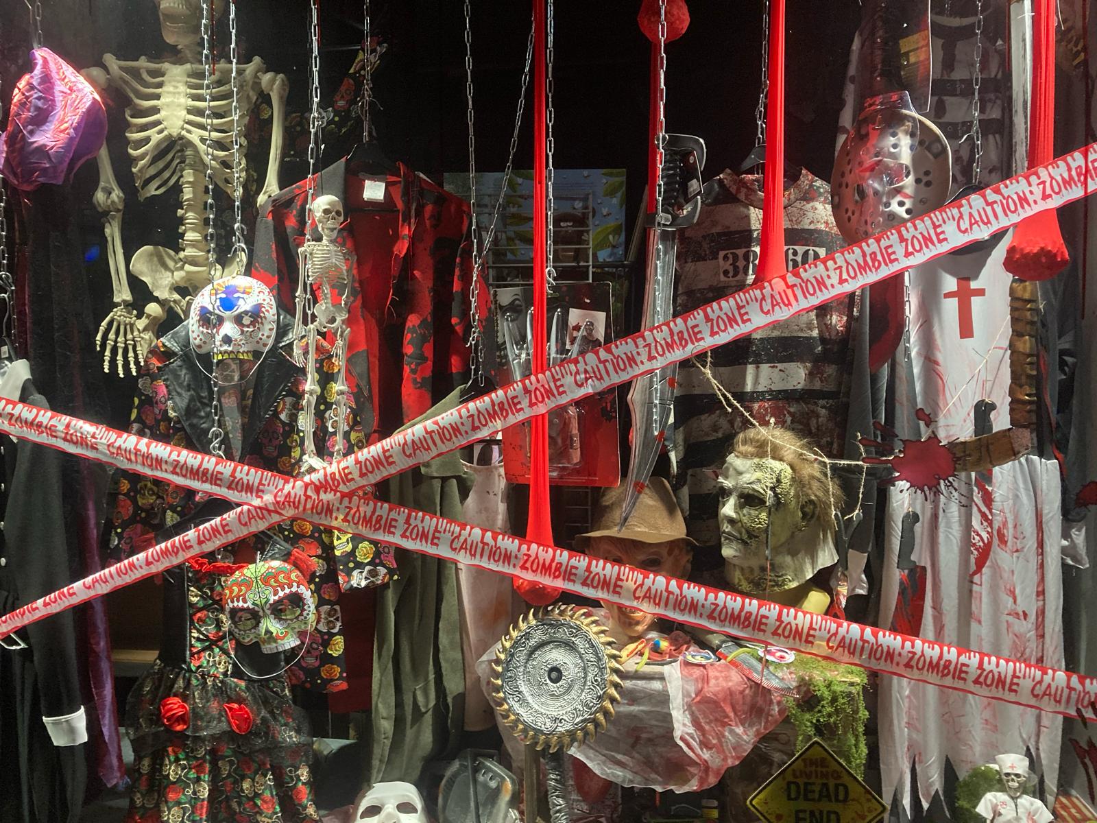Halloween-Plakat „Halloween – Die Zeit des Gruselns!“ im CI-Stil des Haus der Geschenke