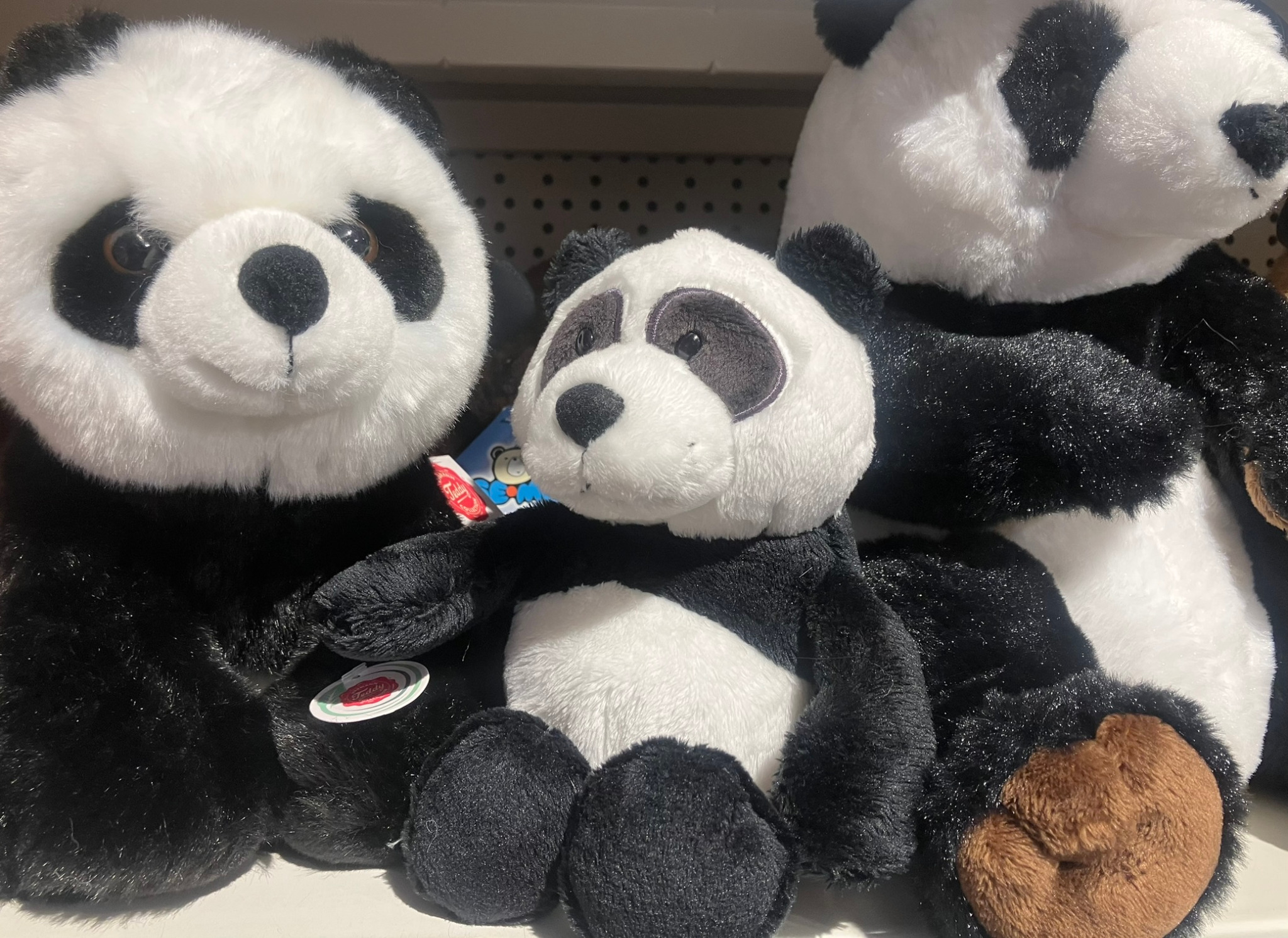 Drei Panda-Kuscheltiere im Haus der Geschenke