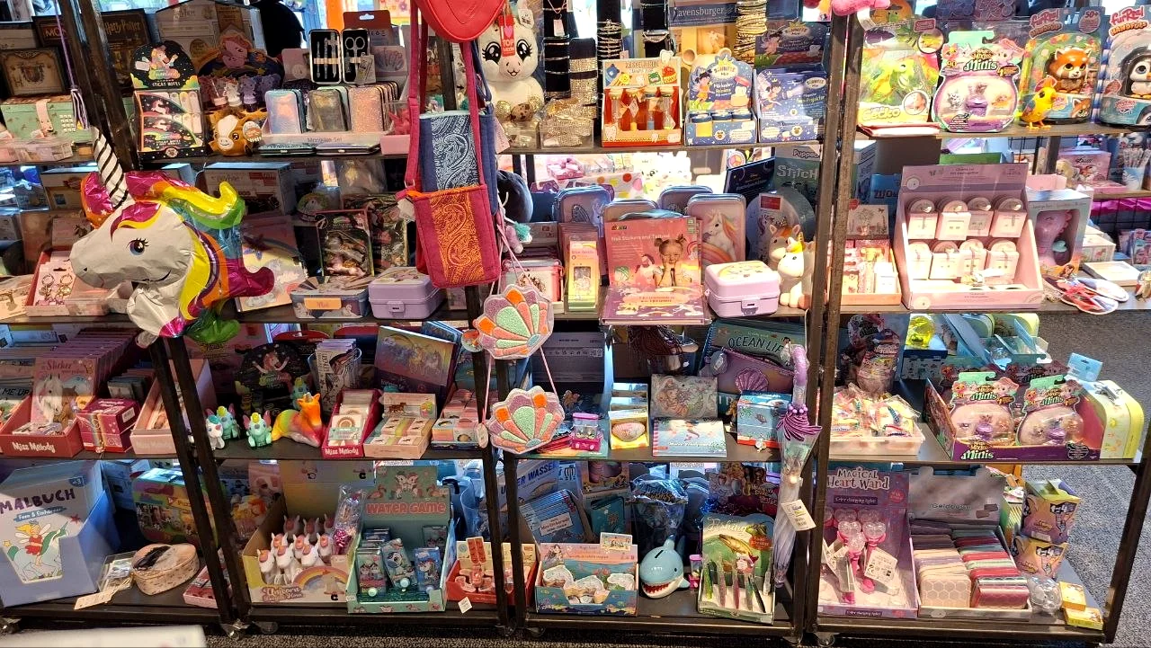 Bunte kleine Geschenkideen und Trendartikel im Haus der Geschenke